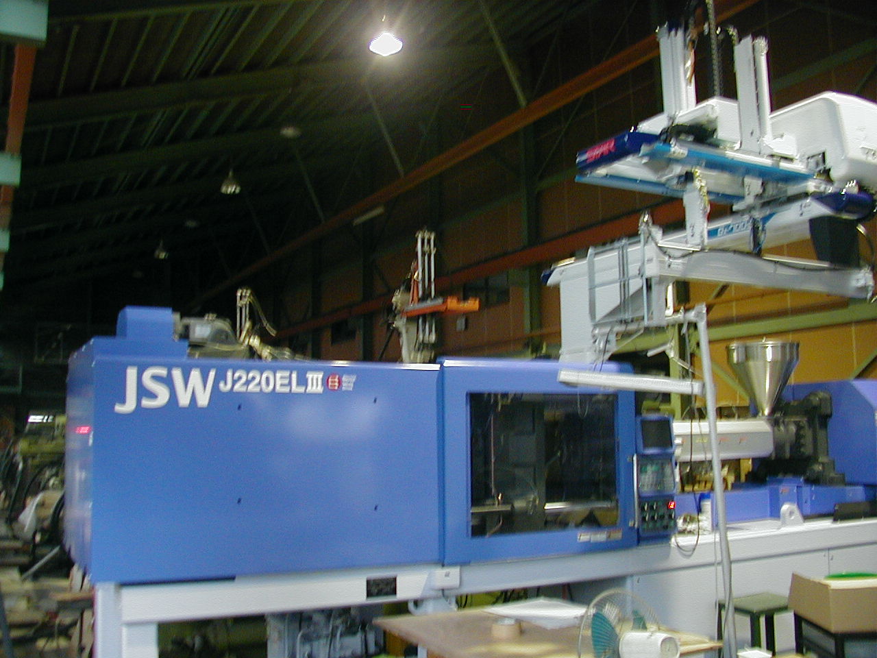 射出成型機（J220ELⅢ）
新潟製鋼所　220ｔ